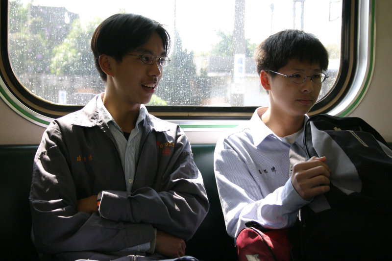 台灣鐵路旅遊攝影電車-區間車交談的旅客2004攝影照片2