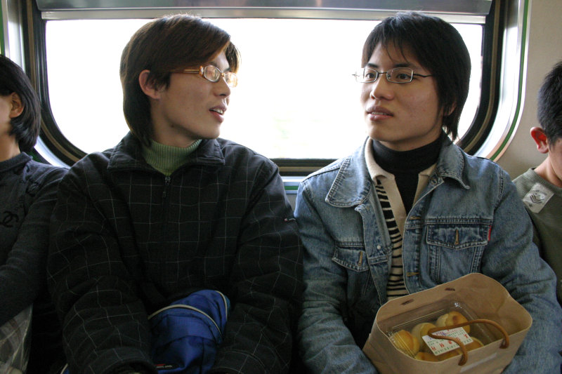台灣鐵路旅遊攝影電車-區間車交談的旅客2004攝影照片3