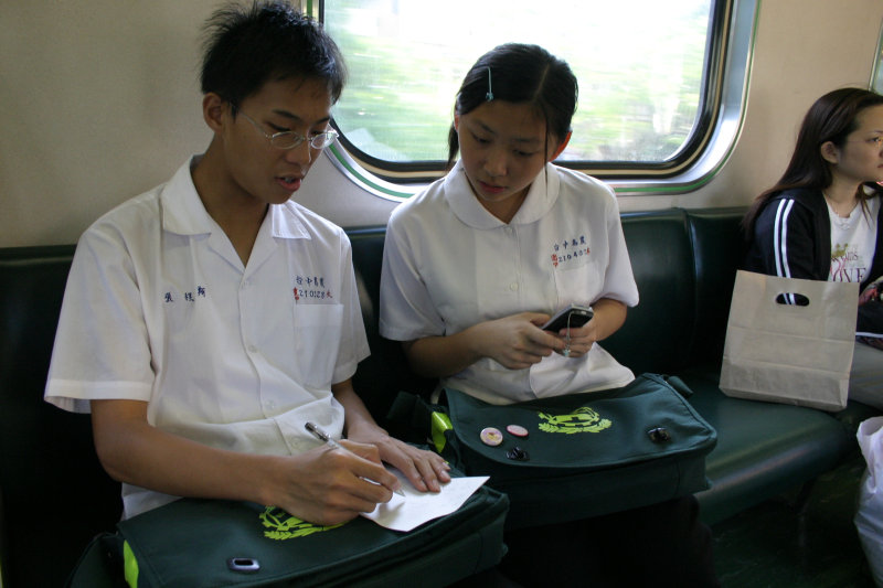 台灣鐵路旅遊攝影電車-區間車交談的旅客2004攝影照片4