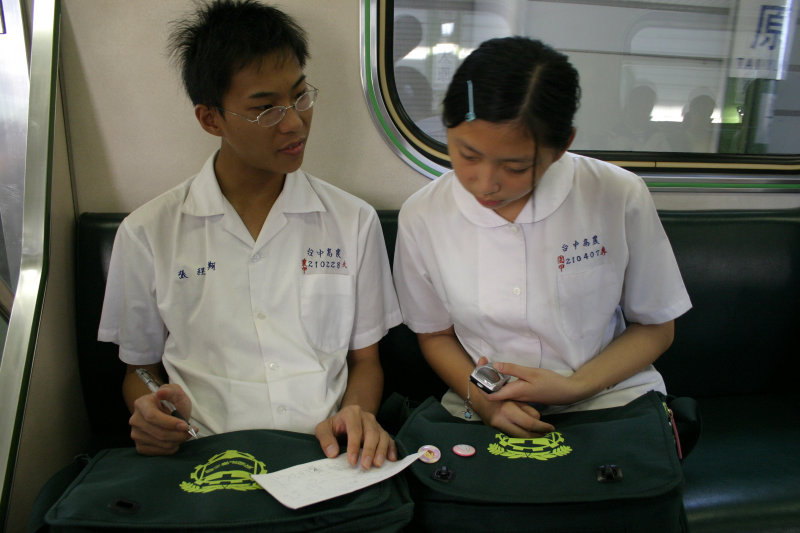 台灣鐵路旅遊攝影電車-區間車交談的旅客2004攝影照片5
