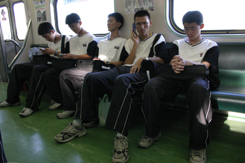 台灣鐵路旅遊攝影電車-區間車交談的旅客2004攝影照片6