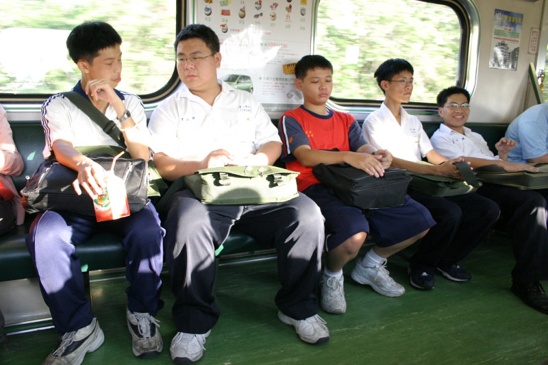 台灣鐵路旅遊攝影電車-區間車交談的旅客2004攝影照片7