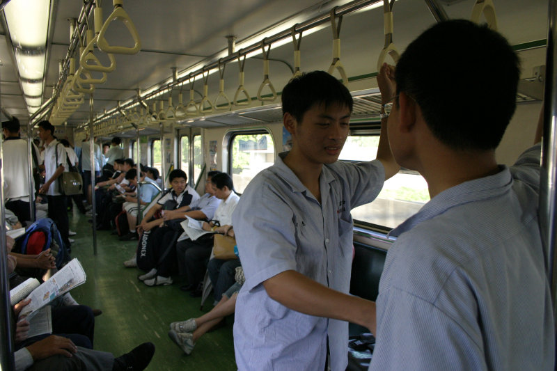 台灣鐵路旅遊攝影電車-區間車交談的旅客2004攝影照片9