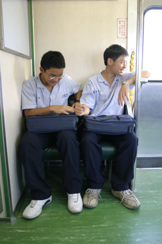 台灣鐵路旅遊攝影電車-區間車交談的旅客2004攝影照片12