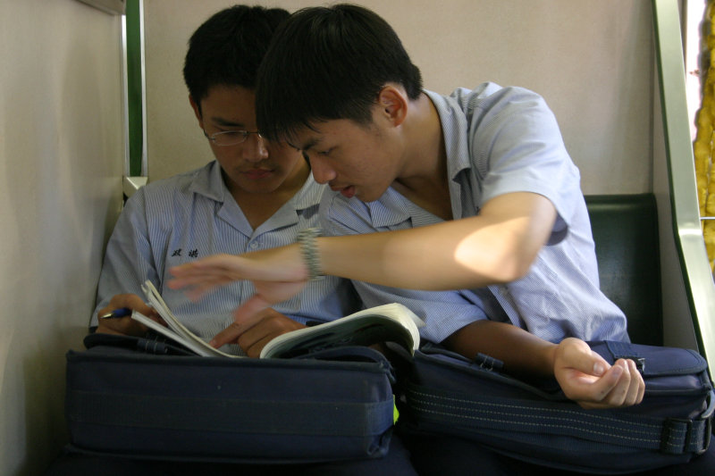 台灣鐵路旅遊攝影電車-區間車交談的旅客2004攝影照片15