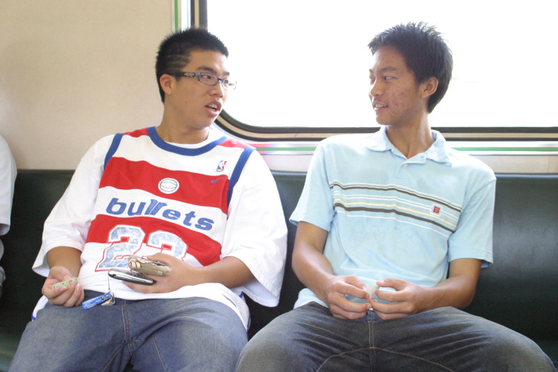 台灣鐵路旅遊攝影電車-區間車交談的旅客2004攝影照片21