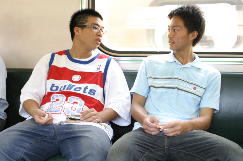 台灣鐵路旅遊攝影電車-區間車交談的旅客2004攝影照片22