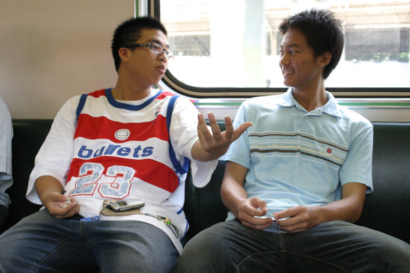 台灣鐵路旅遊攝影電車-區間車交談的旅客2004攝影照片25