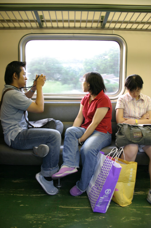 台灣鐵路旅遊攝影電車-區間車交談的旅客2004攝影照片26