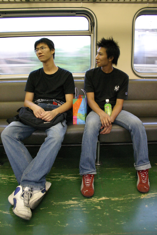 台灣鐵路旅遊攝影電車-區間車交談的旅客2004攝影照片27