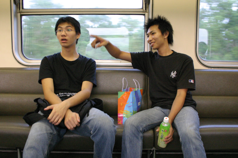 台灣鐵路旅遊攝影電車-區間車交談的旅客2004攝影照片30