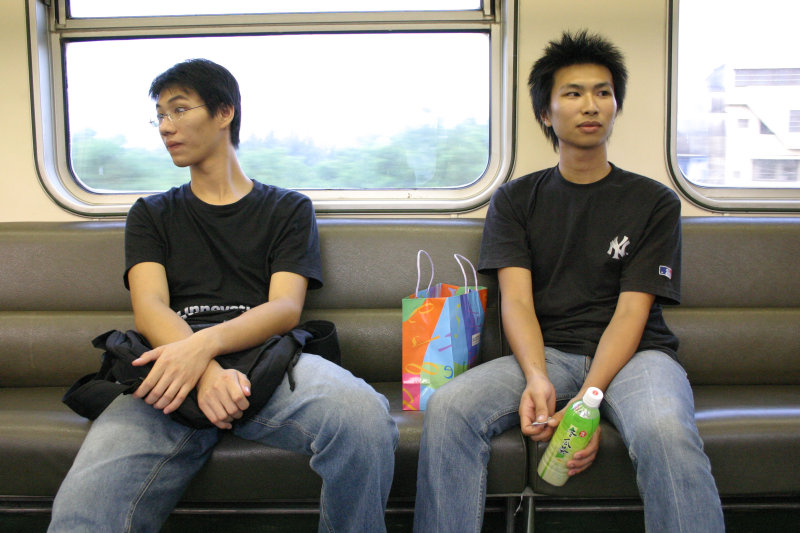 台灣鐵路旅遊攝影電車-區間車交談的旅客2004攝影照片31