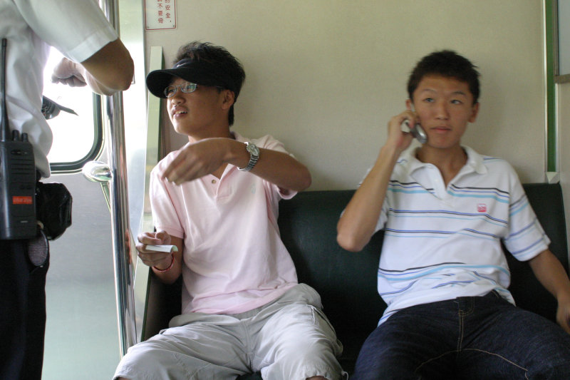 台灣鐵路旅遊攝影電車-區間車交談的旅客2004攝影照片32