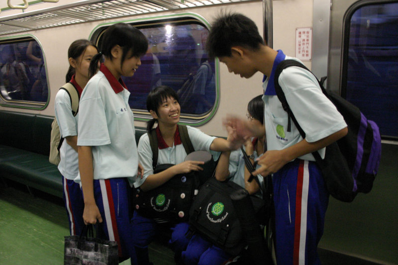 台灣鐵路旅遊攝影電車-區間車交談的旅客2004攝影照片37