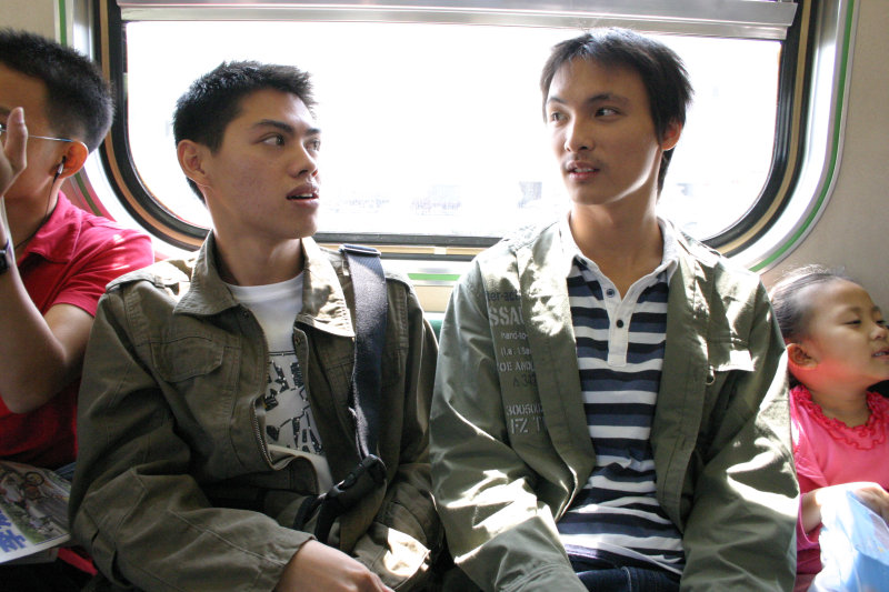 台灣鐵路旅遊攝影電車-區間車交談的旅客2004攝影照片38