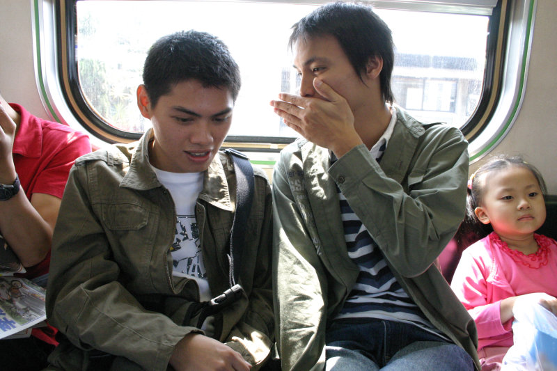 台灣鐵路旅遊攝影電車-區間車交談的旅客2004攝影照片39