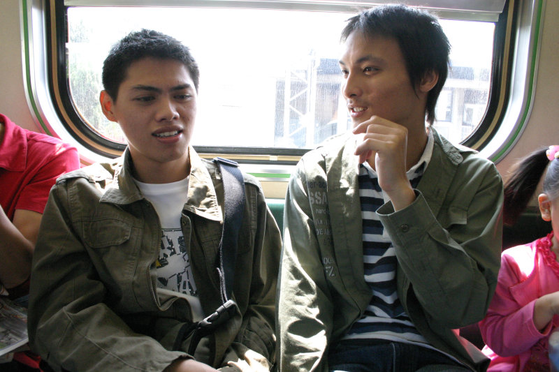 台灣鐵路旅遊攝影電車-區間車交談的旅客2004攝影照片40