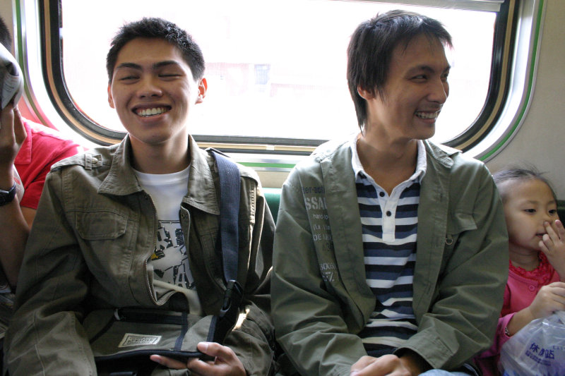 台灣鐵路旅遊攝影電車-區間車交談的旅客2004攝影照片41
