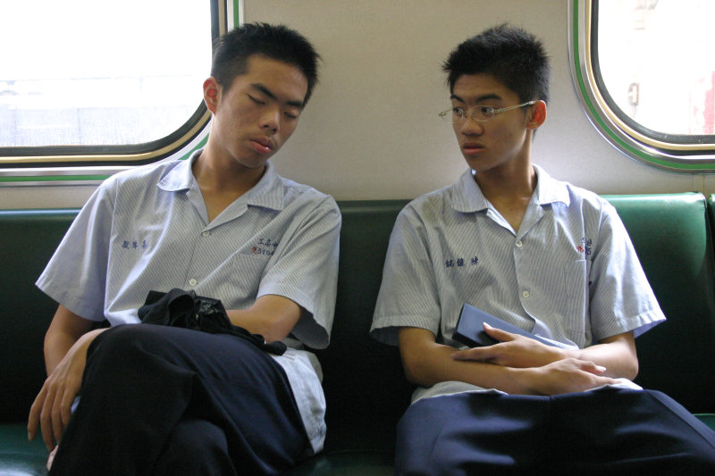 台灣鐵路旅遊攝影電車-區間車交談的旅客2004攝影照片46
