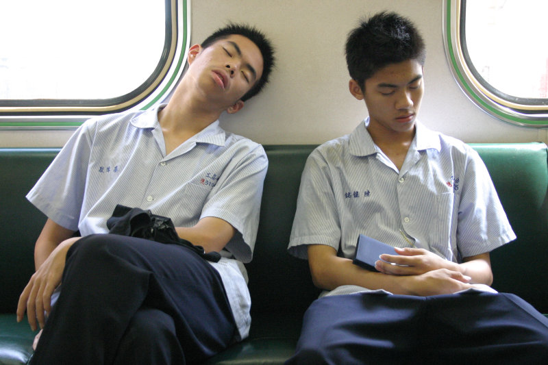 台灣鐵路旅遊攝影電車-區間車交談的旅客2004攝影照片47