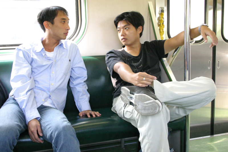 台灣鐵路旅遊攝影電車-區間車交談的旅客2004攝影照片48