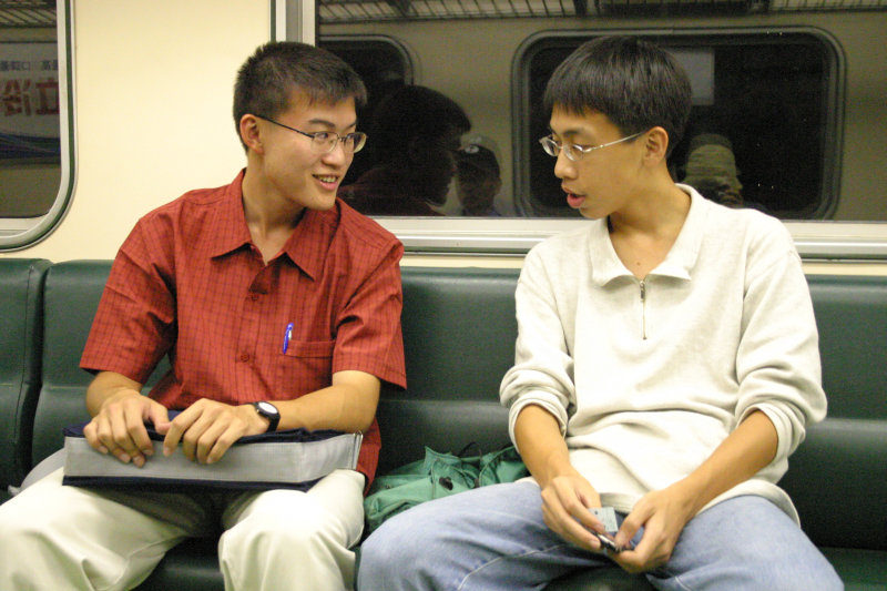 台灣鐵路旅遊攝影電車-區間車交談的旅客2004攝影照片49
