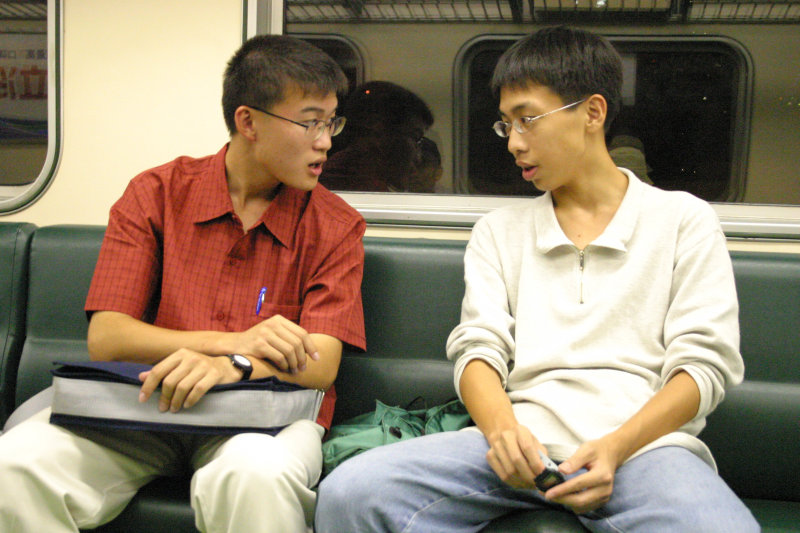 台灣鐵路旅遊攝影電車-區間車交談的旅客2004攝影照片50
