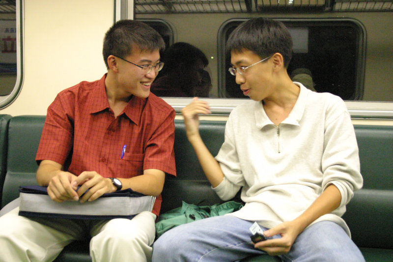 台灣鐵路旅遊攝影電車-區間車交談的旅客2004攝影照片52
