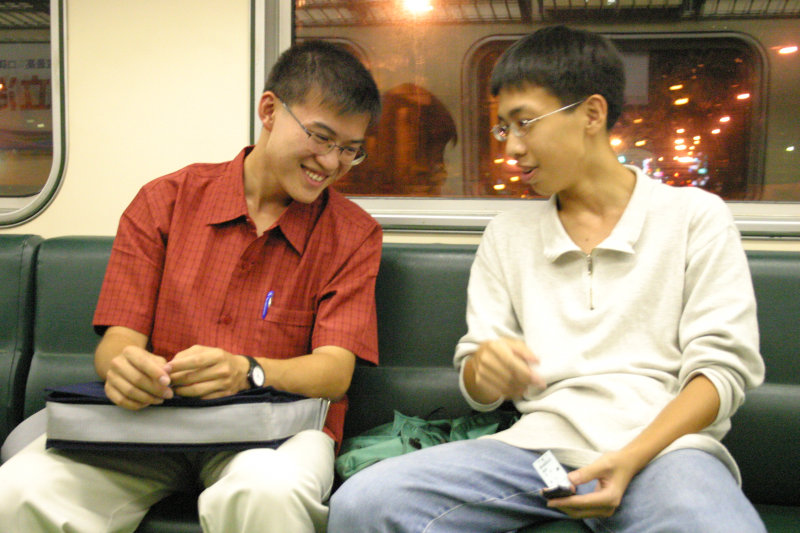 台灣鐵路旅遊攝影電車-區間車交談的旅客2004攝影照片54