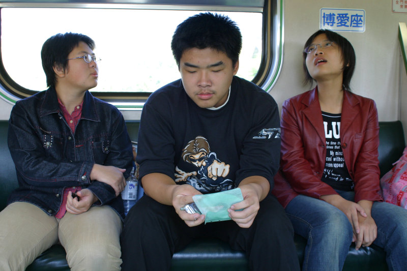 台灣鐵路旅遊攝影電車-區間車交談的旅客2004攝影照片57