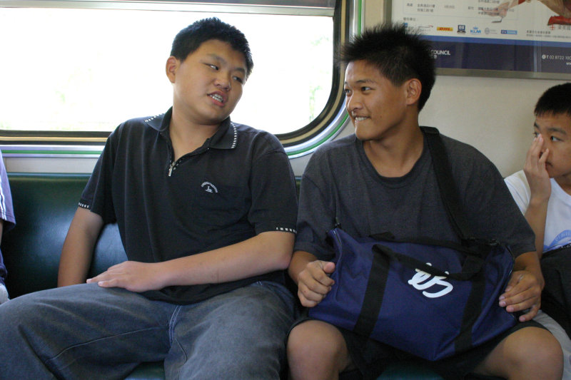 台灣鐵路旅遊攝影電車-區間車交談的旅客2004攝影照片60