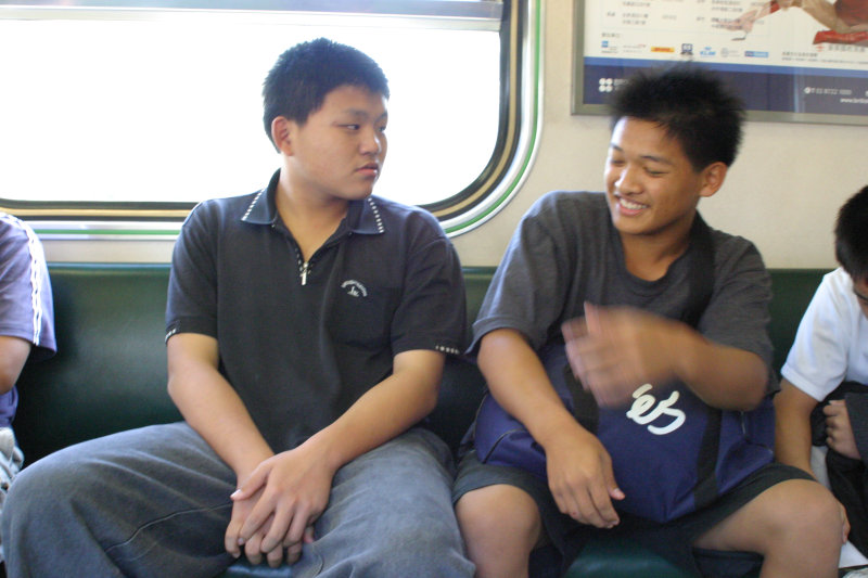 台灣鐵路旅遊攝影電車-區間車交談的旅客2004攝影照片61