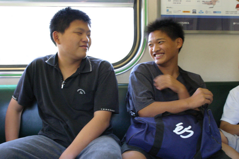 台灣鐵路旅遊攝影電車-區間車交談的旅客2004攝影照片63