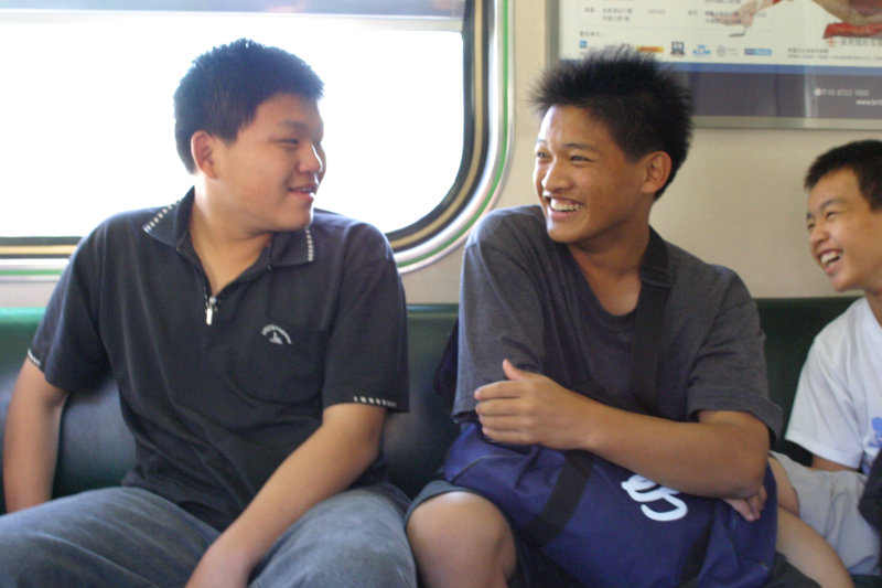 台灣鐵路旅遊攝影電車-區間車交談的旅客2004攝影照片64