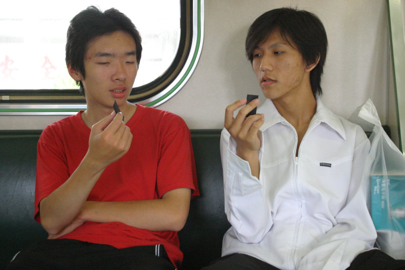 台灣鐵路旅遊攝影電車-區間車交談的旅客2004攝影照片67