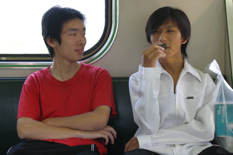 台灣鐵路旅遊攝影電車-區間車交談的旅客2004攝影照片69