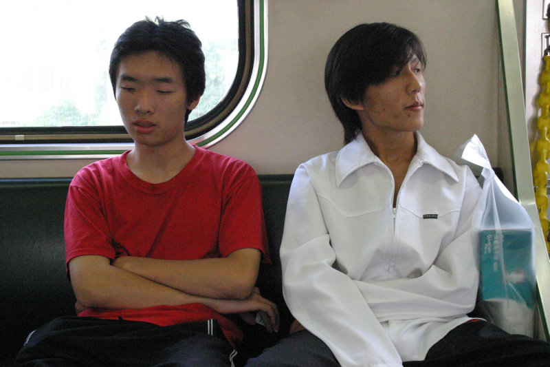 台灣鐵路旅遊攝影電車-區間車交談的旅客2004攝影照片72