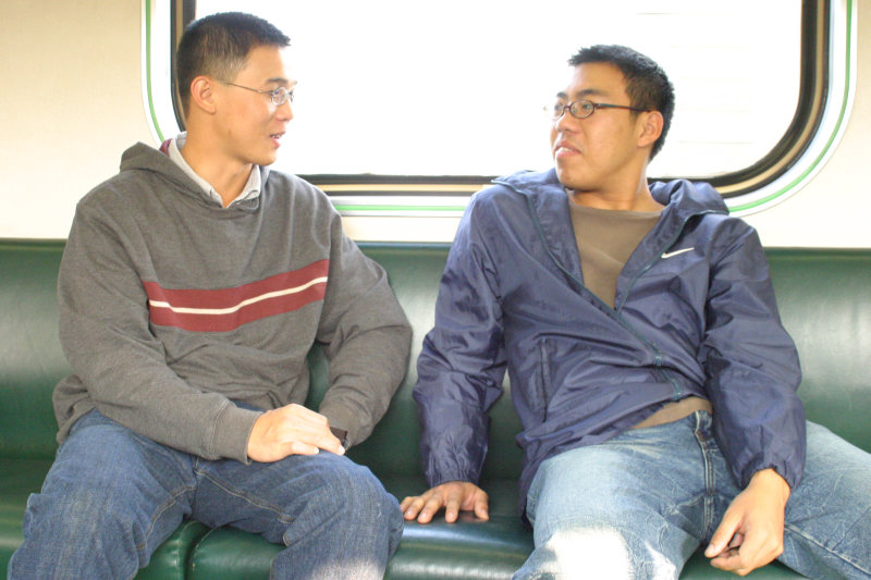 台灣鐵路旅遊攝影電車-區間車交談的旅客2004攝影照片74