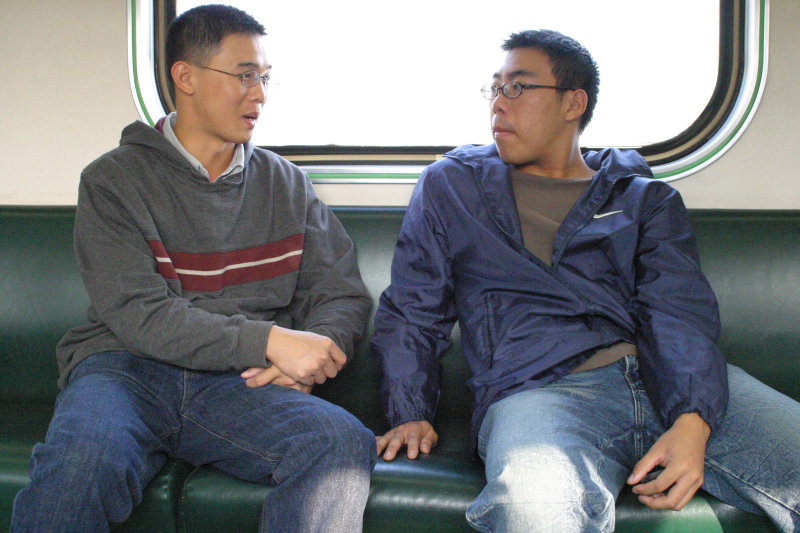 台灣鐵路旅遊攝影電車-區間車交談的旅客2004攝影照片77