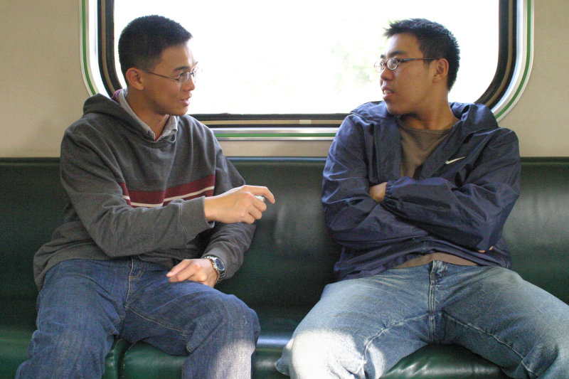 台灣鐵路旅遊攝影電車-區間車交談的旅客2004攝影照片78