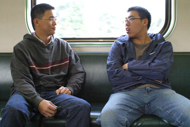 台灣鐵路旅遊攝影電車-區間車交談的旅客2004攝影照片80