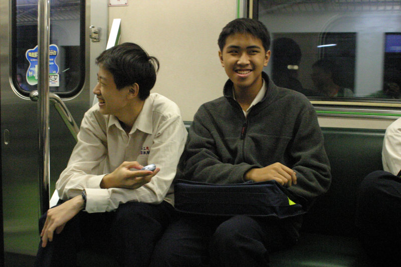 台灣鐵路旅遊攝影電車-區間車交談的旅客2004攝影照片82