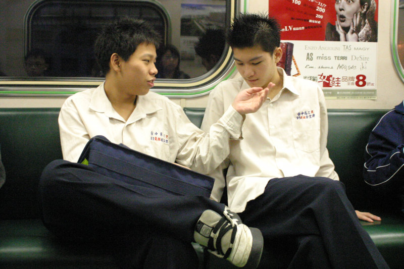 台灣鐵路旅遊攝影電車-區間車交談的旅客2004攝影照片83