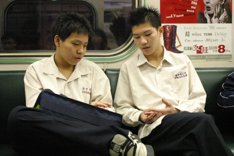 台灣鐵路旅遊攝影電車-區間車交談的旅客2004攝影照片84