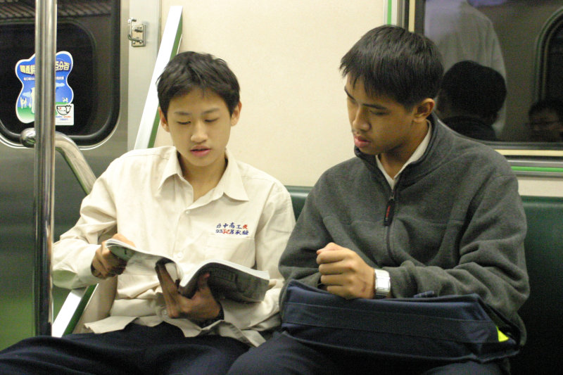 台灣鐵路旅遊攝影電車-區間車交談的旅客2004攝影照片86