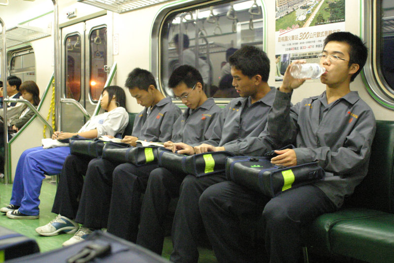 台灣鐵路旅遊攝影電車-區間車交談的旅客2004攝影照片87