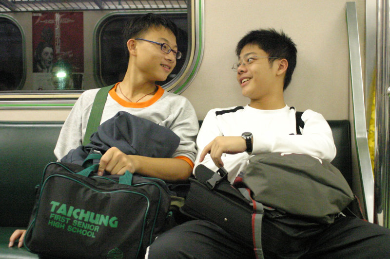 台灣鐵路旅遊攝影電車-區間車交談的旅客2004攝影照片88