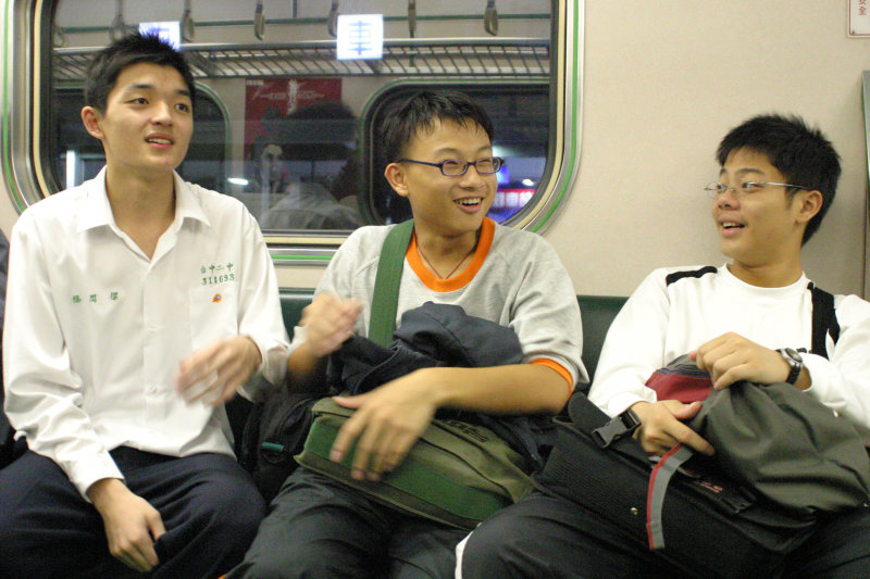 台灣鐵路旅遊攝影電車-區間車交談的旅客2004攝影照片91