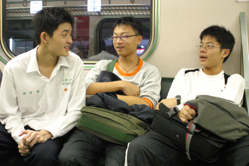 台灣鐵路旅遊攝影電車-區間車交談的旅客2004攝影照片93