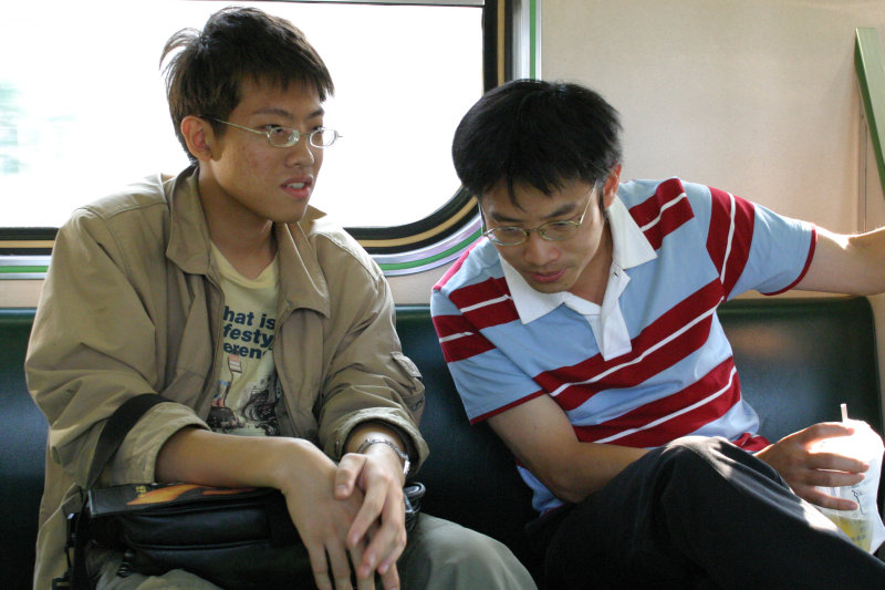 台灣鐵路旅遊攝影電車-區間車交談的旅客2004攝影照片97